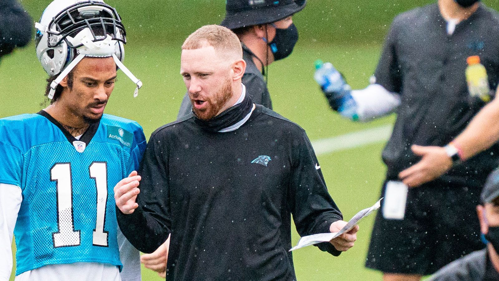 
                <strong>Joe Brady (Offensive Coordinator der Carolina Panthers)</strong><br>
                Mit gerade mal 31 Jahren das wichtigste Amt innerhalb eines NFL-Teams übernehmen? Joe Brady wird das bereits zugetraut, nachdem er in seiner ersten Saison als OC in der Liga die Offense der Carolina Panthers trotz Verletzungssorgen auf der Quarterback-Position und bei Superstar Christian McCaffrey schnell auf Touren gebracht hat. In den Jahren 2017 und 2018 schnupperte Brady bereits als Offensive Assistant der New Orleans Saints unter OC Pete Carmichael Jr. NFL-Luft. Seine Verpflichtung wäre zwar eine dicke Überraschung, aber die Einladung zu einem Interview ist ihm durchaus zuzutrauen.
              