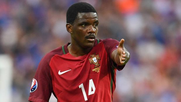 
                <strong>Wiliam Carvalho (Portugal)</strong><br>
                Wiliam Carvalho (Portugal): So schnell konnte der Mann von Sporting Lissabon im defensiven Mittelfeld die Löcher gar nicht stopfen, wie sie entstanden. Hetzte von einem Brandherd zum nächsten. Oft erfolglos. Allerdings auch, weil er von seinen Nebenleuten im Mittelfeld ziemlich oft im Stich gelassen wurde . ran-Note: 4.
              