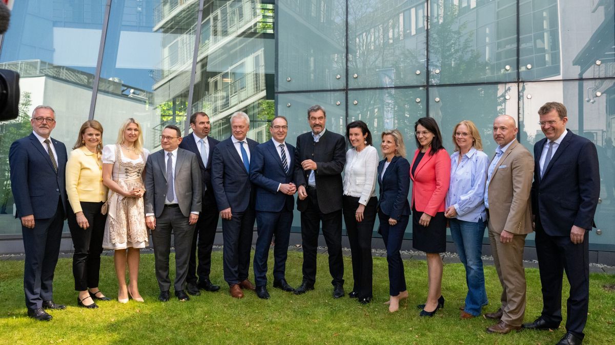 Markus Söder (M), CSU-Vorsitzender, steht mit den designierten CSU-Vertretern von Ämtern in der künftigen Bundesregierung und dem Bundestag.