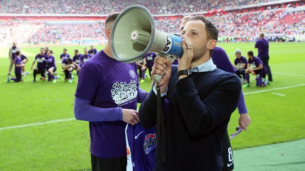 
                <strong>Domenico Tedesco (Erzgebirge Aue/FC Schalke 04)</strong><br>
                Zusammen mit Nagelsmann machte auch Domenico Tedesco seinen Fußballlehrer im Jahr 2016. Der Deutsch-Italiener schloss als Lehrgangs-Bester ab. Damals war er noch in der Jugend von 1899 Hoffenheim angestellt, hat seitdem einen grandiosen Karrieresprung hinter sich. Von März bis zum Saisonende der Spielzeit 2016/17 war der erst 31-Jährige bei Zweitliga-Aufsteiger Erzgebirge Aue am Werk. Tedesco rettete die Veilchen vor dem Abstieg und macht im Sommer den nächsten Karriereschritt. Er wird Trainer beim FC Schalke 04 - der jüngste der Vereinsgeschichte wohlgemerkt! Doch, dass Jugend kein Hindernis für erfolgreiche Arbeit ist, weiß man ja spätestens seit Julian Nagelsmann.
              