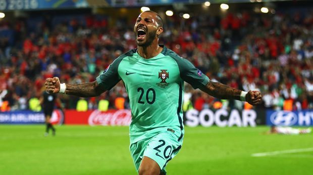 
                <strong>Portugal vs. Kroatien</strong><br>
                Achtelfinale: Im Achtelfinale war Portugal der Außenseiter. Doch die favorisierten Kroaten fanden nicht zu ihrem Spiel. Im wohl langweiligsten Match der Europameisterschaft entschied Ricardo Quaresma in der 117. Spielminute mit seinem Abstauber das Match ...
              