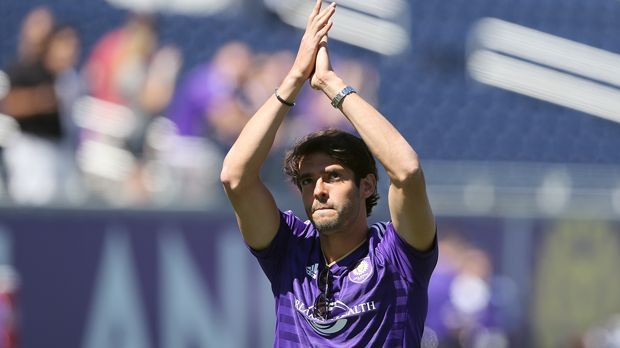 
                <strong>Kaka</strong><br>
                Anders als eine große Anzahl Brasilianer, die es aus den Armenvierteln, den sogenannten Favelas, im Profifußball bis ganz nach oben schafften, ist Kaka ein Ausnahme. Der Mittelfeld-Regisseur aus Brasilia entstammt der oberen Mittelschicht. Er wurde als Sohn eines Ingenieurs und einer Lehrerin geboren. Seine Schwiegermutter war lange Zeit eine hochrangige Mitarbeiterin der brasilianischen Niederlassung von Dior.
              