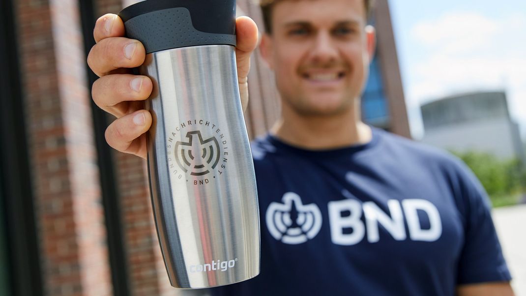 Mit BND-Produkten will der Bundesnachrichtendienst junge Menschen für die Behörde begeistern.
