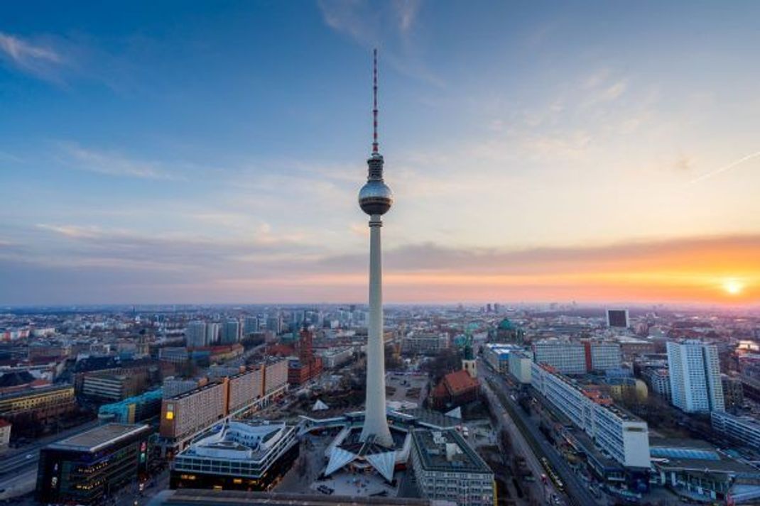 Der Fernsehturm in Berlin ist eine beliebte Touristenattraktion.