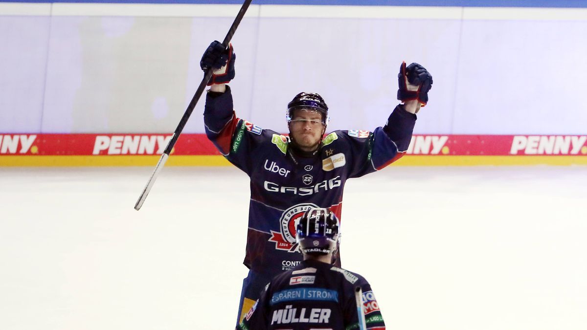 Leonhard Pföderl jubelt nach 1:0 Freude Emotion Jubel Eishockey Penny DEL Deutsche Eishockey Liga Finale Deutsche Meisterschaft Play Off 3. Spiel Saison 2024 2025 21.04.2025 EHC Eisbären Berlin EBB...