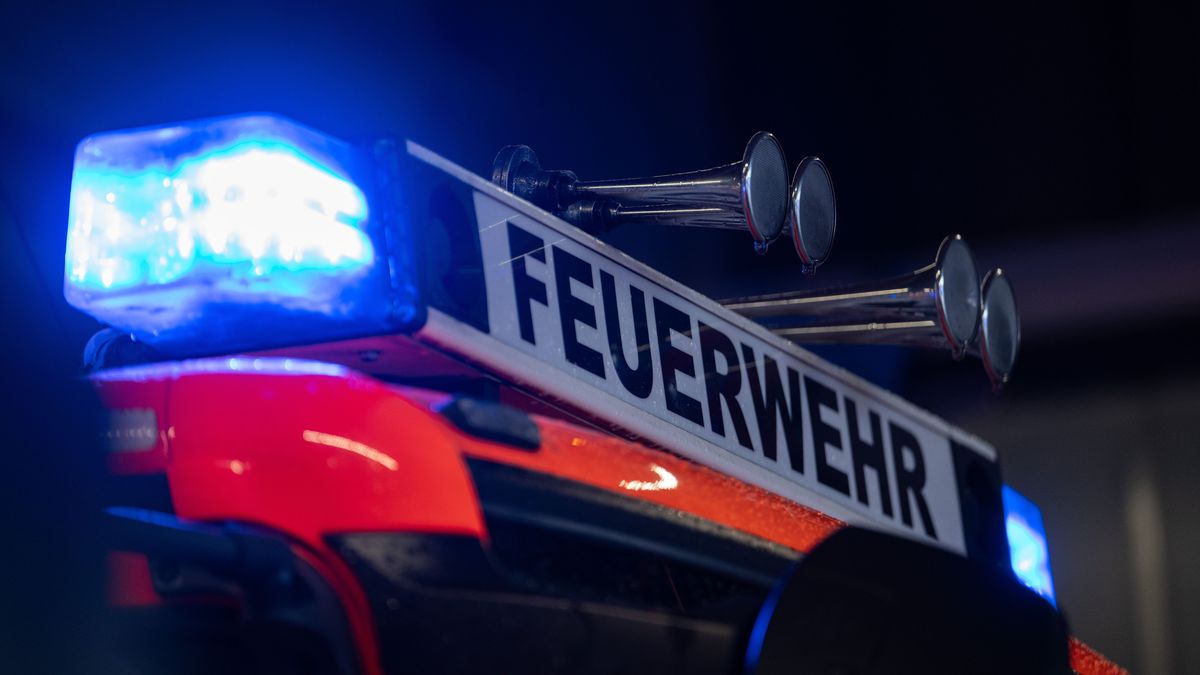 Ein Einsatzfahrzeug der Feuerwehr mit Blaulicht