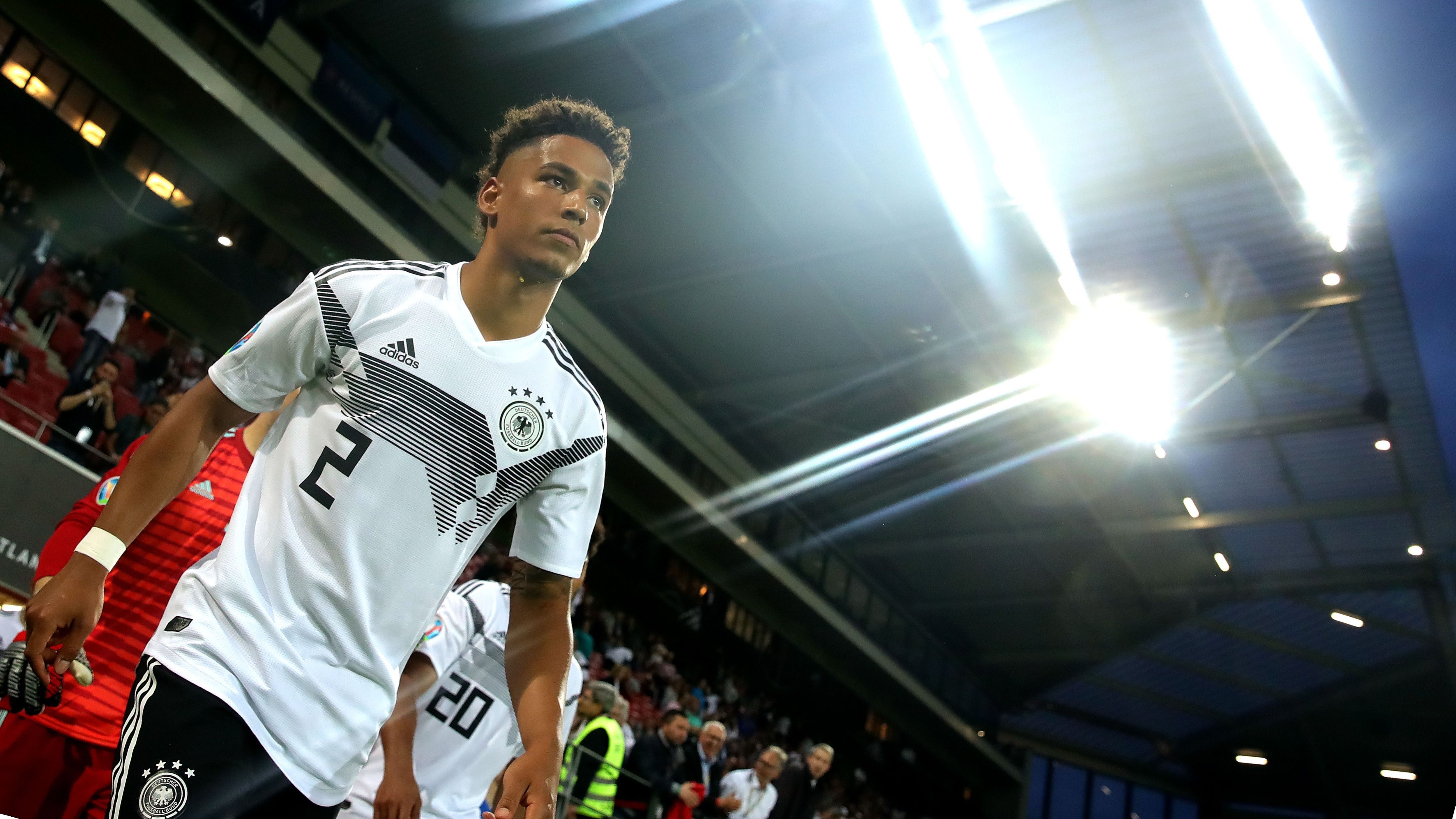 
                <strong>Rechter Außenverteidiger: Thilo Kehrer </strong><br>
                Thilo Kehrer fehlt im aktuellen Kader der Nationalmannschaft, nachdem er sich zu Saisonbeginn einen Sehnenriss im rechten Fuß zugezogen hatte. Ein Ausfall zum Bedauern des Bundestrainers, denn der 23-jährige Ex-Schalker zählt zu den Spielern, die den Umbruch im DFB-Team tragen sollen.
              