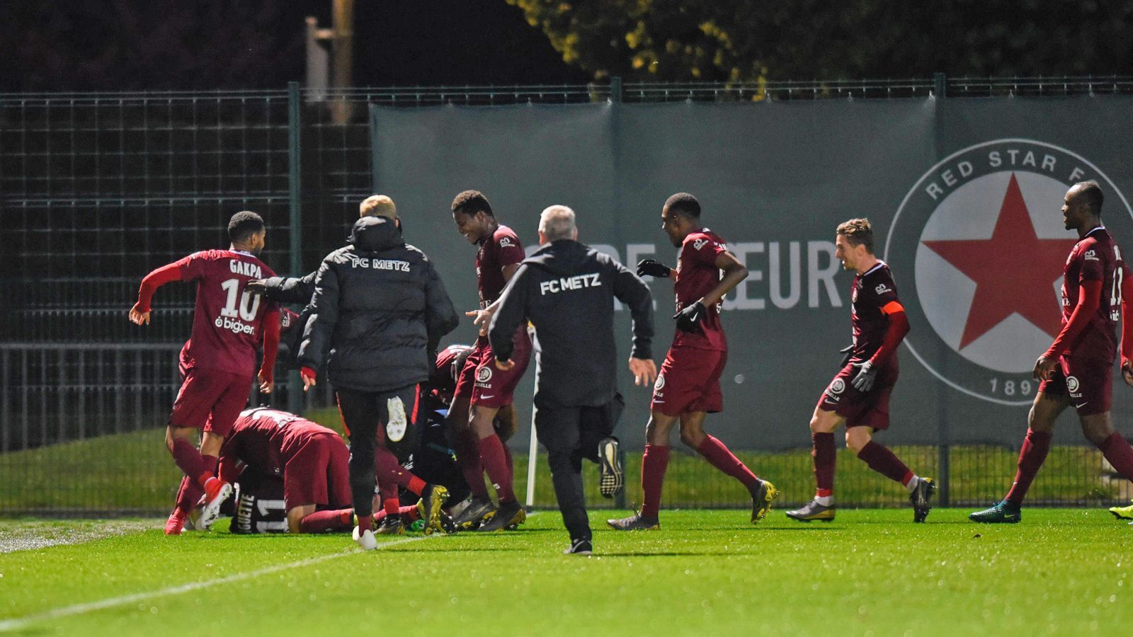 
                <strong>Frankreich: FC Metz</strong><br>
                Der FC Metz hat den direkten Wiederaufstieg gepackt. Bereits drei Spieltage vor Saisonende kann der FC nicht mehr von einem der Top-2-Plätze in der Ligue 2 verdrängt werden. Zum Aufstieg reichte ein 2:1-Auswärtserfolg beim Tabellenletzten FC Red Star Paris. Damit kehrt der Absteiger der vergangenen Saison nach nur einem Jahr wieder in die Ligue 1 zurück.
              