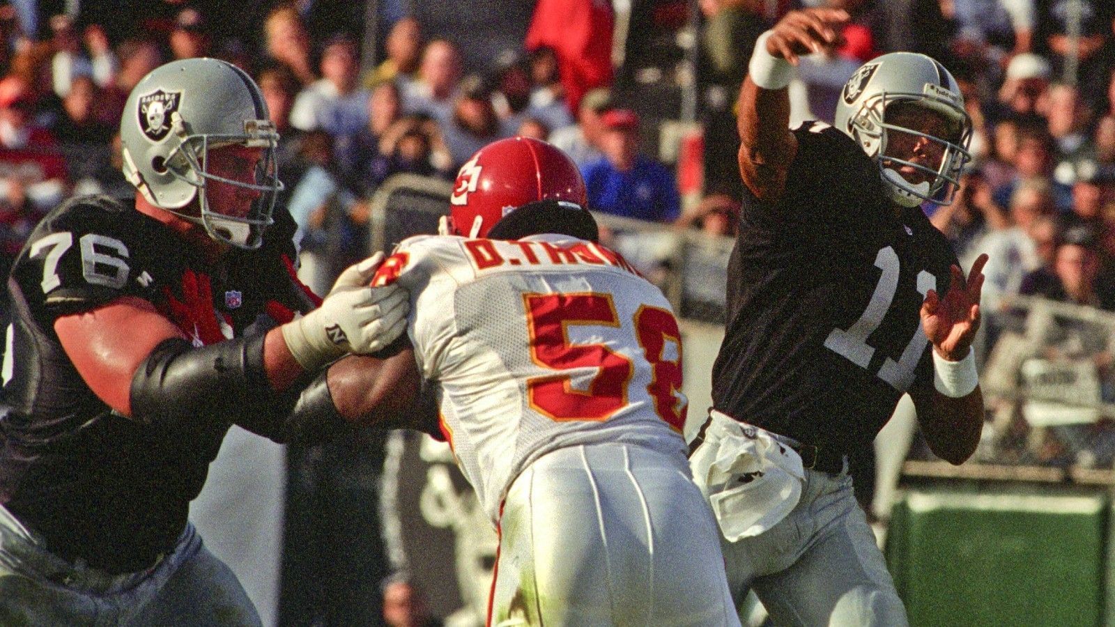 
                <strong>Derrick Thomas - Meiste Sacks in einem Spiel</strong><br>
                Im Jahr 1990 gelangen Derrick Thomas im Trikot der Kansas City Chiefs 7,0 Sacks gegen den damaligen Seattle-Seahawks-Quarterback Dave Krieg. Bislang ein einmaliges Ereignis. 6,0 Sacks glückten übrigens mit Adrian Clayborn, Usi Umenyiora, Derrick Thomas und Fred Dean bereits vier Spielern.
              