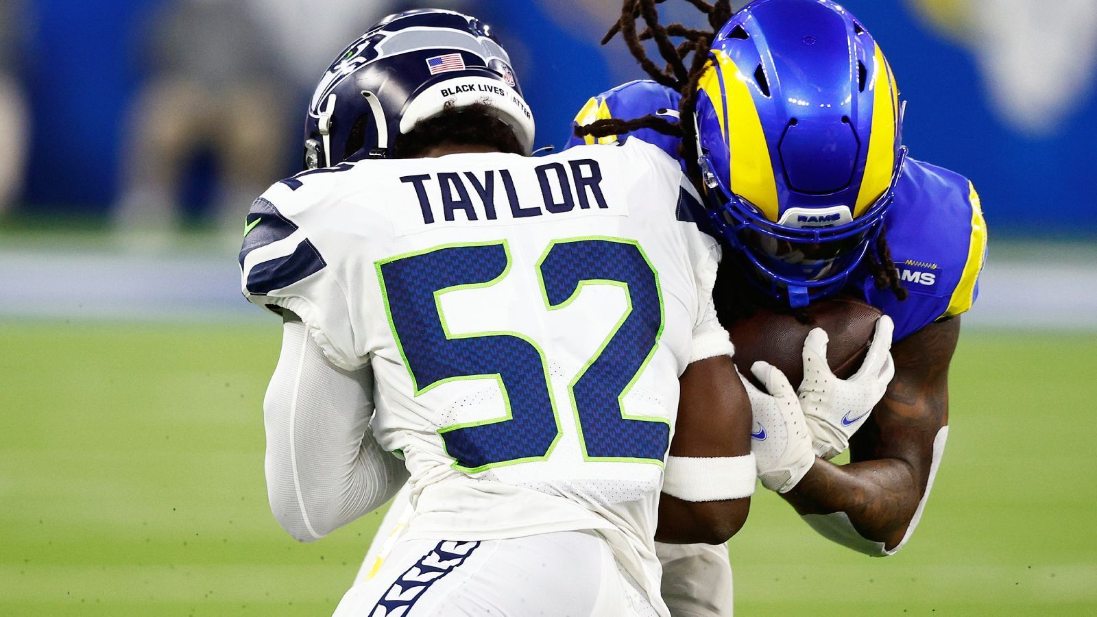 
                <strong>Seattle Seahawks (NFC West): Darrell Taylor</strong><br>
                Auf ein hervorragendes zweites Jahr kann Pass Rusher Darrell Taylor von den Seattle Seahawks zurückblicken. Der Zweitrunden-Pick aus dem Draft 2020 war einer der wenigen Lichtblicke in einer löchrigen Seattle-Defense und kann sich in 16 Spielen 37 Tackles, sechseinhalb Sacks sowie einen forcierten Fumble auf die Fahne schreiben. Im anstehenden Umbruch wird er eine der Säulen sein, auf die sich die Seahawks wohl verlassen werden können.
              