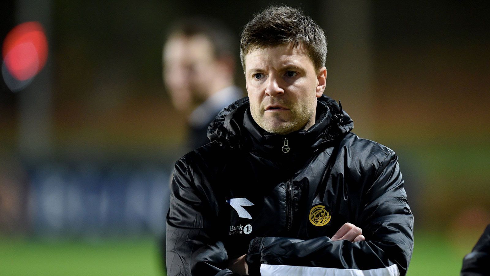 
                <strong>Vom Trainer zum Sportdirektor</strong><br>
                Einer der Macher hinter dem Erfolg des FK Bodö/Glimt ist Sportdirektor Aasmund Björkan. Björkan stammt selbst aus Bodö und war beim letzten Abstieg 2016 noch Trainer des Vereins. 2017 gelang ihm der direkte Wiederaufstieg, danach übergab er das Traineramt an seinen Assistenten Kjetil Knudsen. Diese Entscheidung hatte mehrere Gründe, zum einen sei Knudsen ein "brillanter Trainer", wie Björkan gegenüber dem "Kicker" erklärte, zum anderen wurde es für Björkan zunehmend kompliziert, seinen eigenen Sohn Frederik Andre Björkan in der ersten Mannschaft zu trainieren. "Es war sehr schwierig, auf höchstem Level mehr Trainer als Vater zu sein."
              