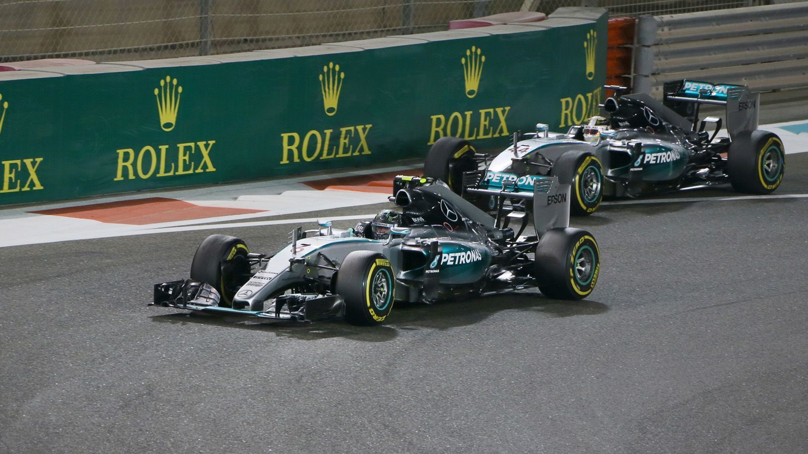
                <strong>6. Mercedes F1 W06 Hybrid (Saison 2015), Siegquote: 84,2%</strong><br>
                16 Siege in 19 Rennen, 18 Pole Positions |Fahrer: Lewis Hamilton, Nico Rosberg
              