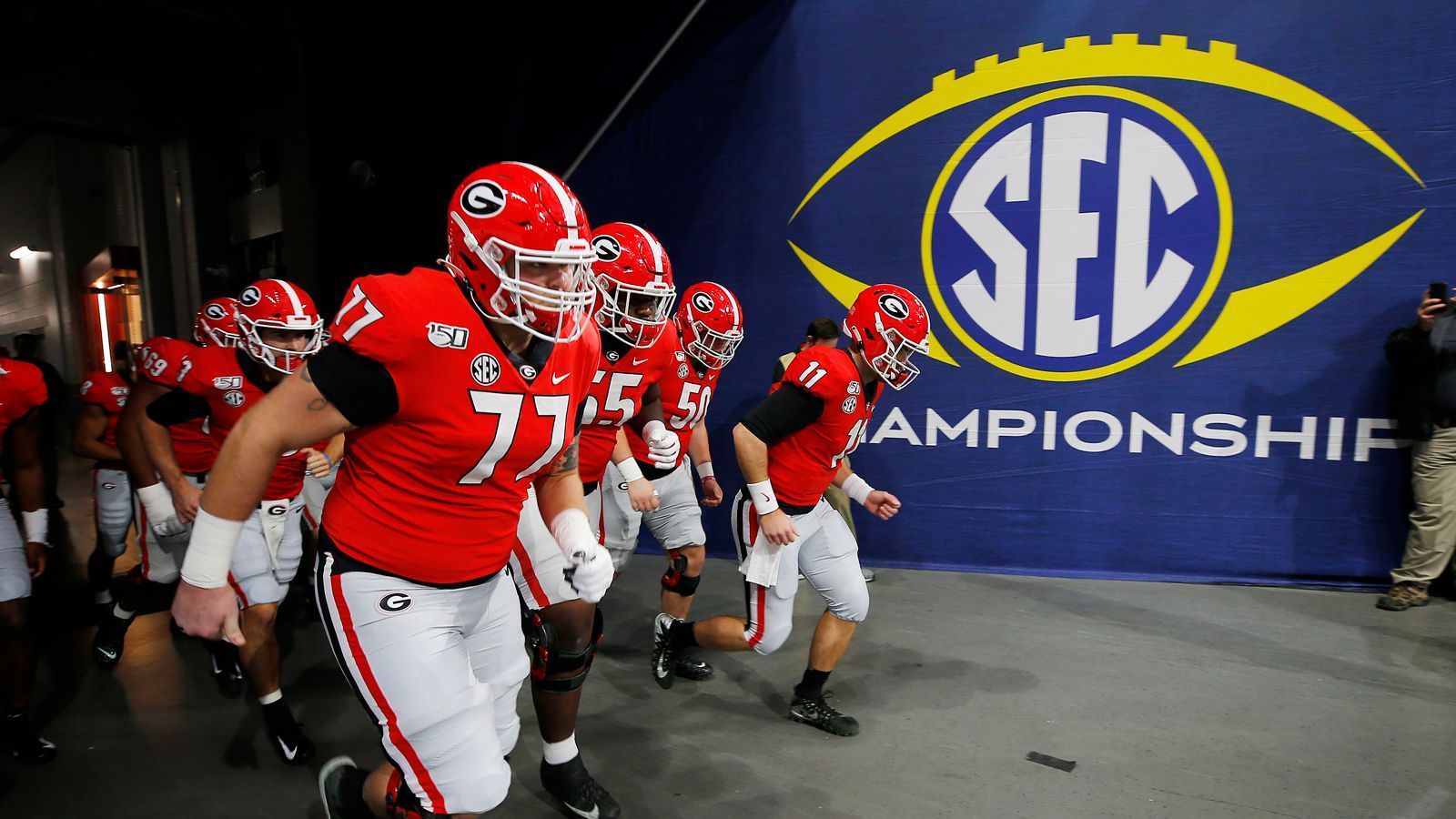 
                <strong>SEC mit den meisten Spielern in erster Runde</strong><br>
                Die Southeastern Conference (SEC) des College Footballs hat wie in den vergangenen Jahren üblich die meisten Spieler im Draft gestellt. Gleich 15 First-Rounder kommen aus der SEC, neuer Draft-Rekord! Der alte lag bei zwölf Spielern einer College-Conference in der ersten Draft-Runde.
              