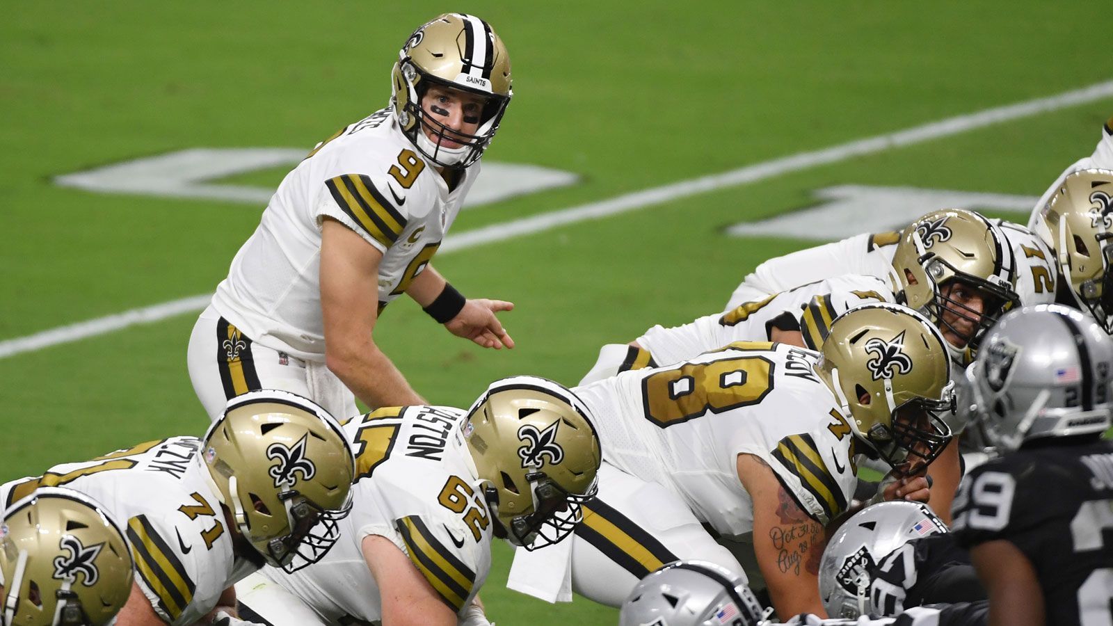 
                <strong>New Orleans Saints (Week 15 in New Orleans)</strong><br>
                Der letzte Stolperstein für eine Regular Season mit 16 Siegen werden am 15. Spieltag wohl die New Orleans Saints sein. Die Saints gehören seit Jahren zu den Favoriten im Kampf um die Vince-Lombardi-Trophy und werden nach einigen Playoff-Enttäuschungen auch in diesem Jahr wieder voll angreifen. Mit einer Bilanz von 1-2 startete New Orleans bisher eher durchwachsen in die neue Spielzeit, allerdings musste Quarterback Drew Brees auch bereits in zwei Spielen auf seinen Star-Receiver Michael Thomas verzichten. Running Back Alvin Kamara spielt weiter auf höchstem Niveau, während der Defense noch die nötige Konstanz fehlt. Finden die Saints wieder in die Spur, könnte sich das Spiel gegen die Kansas City Chiefs zu einem echten Punkte-Festival entwickeln.  
              