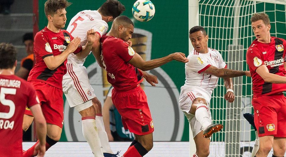 
                <strong>Jonathan Tah (Bayer Leverkusen)</strong><br>
                Das 1:3 geht mit auf seine Kappe, weil er den Torschützen Thomas Müller aus den Augen lässt. Auch bei der Entstehung zum 1:4 gibt er keine gute Figur ab. Insgesamt hat der Innenverteidiger in vielen Zweikämpfen seine Probleme. In der ersten Halbzeit funktioniert er noch besser und entschärfte mit seiner Übersicht die eine oder andere brenzlige Situation. Dann aber baut er total ab. ran-Note: 6
              