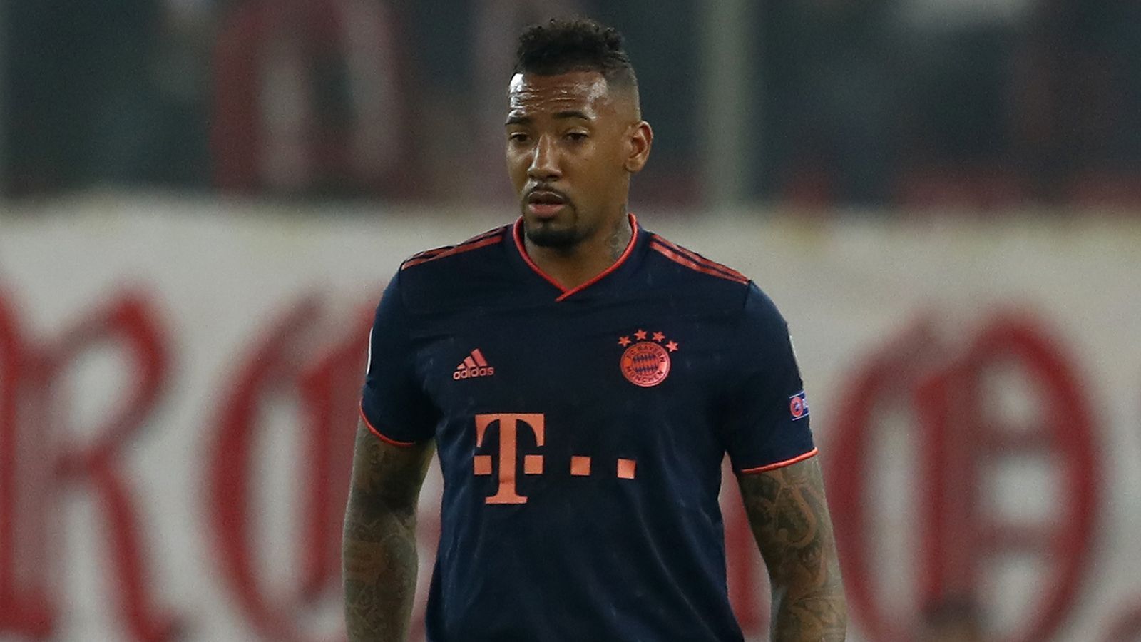 
                <strong>Jerome Boateng</strong><br>
                Kommt für den verletzten Hernandez wieder in die Startelf und überzeugt über weite Strecken. Mit starken langen Bällen in der Spieleröffnung vor allem in der ersten Hälfte. Beste Szene in der 26. Minute, als er Müller im Strafraum sucht, der den Ball aber nicht verwerten kann. Beim Gegentor in der 9. Minute lässt er sich von Alario wegdrücken, der dann ungehindert auf Neuer zustürmen kann. Ansonsten defensiv ohne Fehl und Tadel. ran-Note: 2
              