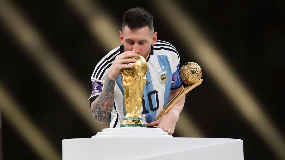 (221226) -- BEIJING, Dec. 26, 2022 -- File photo taken on Dec. 18, 2022 shows Lionel Messi of Argentina kisses the World Cup Trophy during the awarding ceremony of the 2022 FIFA World Cup, WM, Welt...