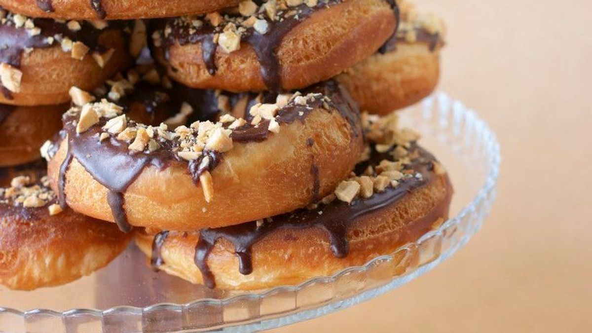 Enie backt: Rezept-Bild Donuts mit Schokoladenüberzug