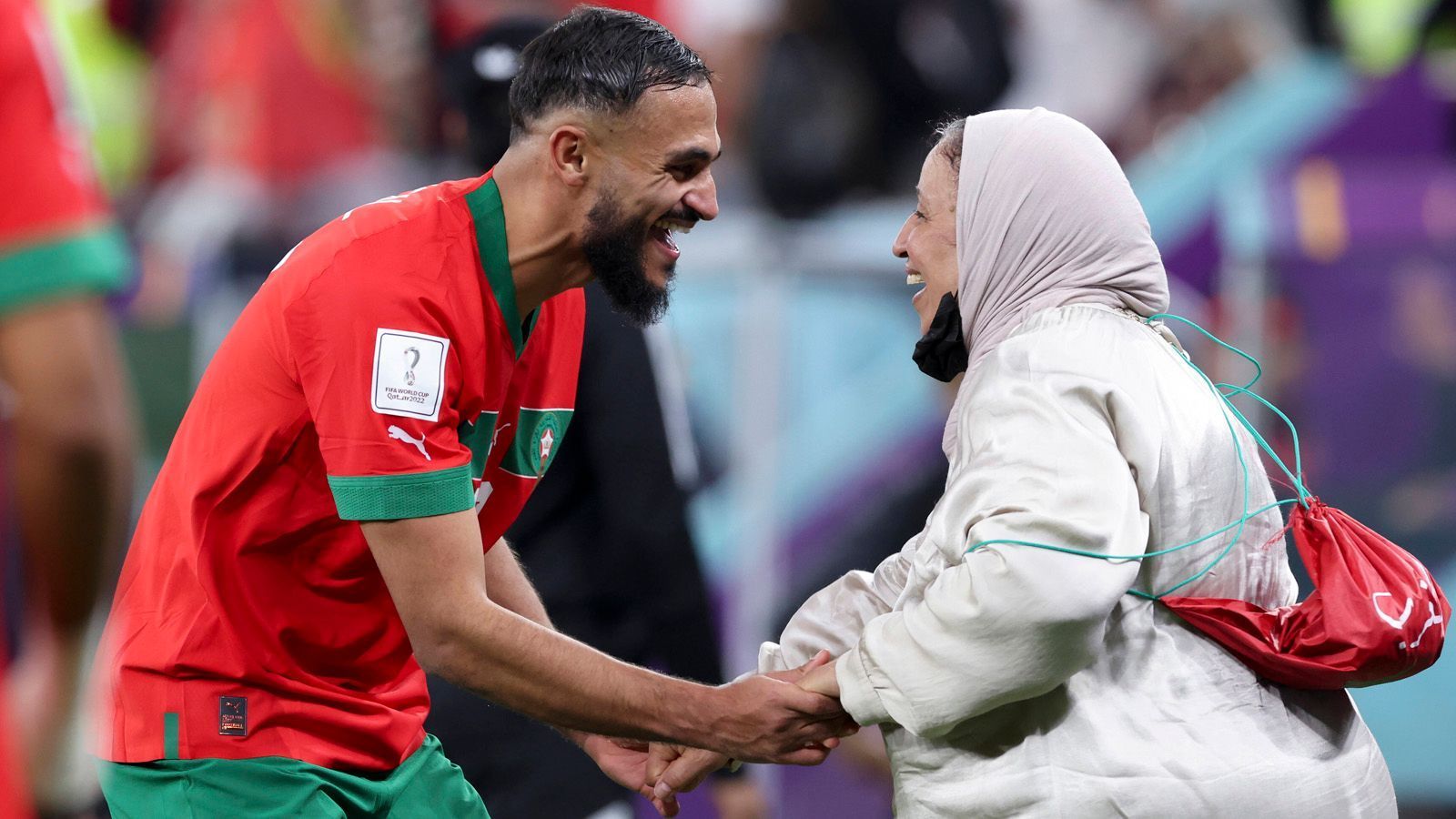 
                <strong>Sofiane Boufal feiert Halbfinaleinzug mit der Mama</strong><br>
                Sofiane Boufal schreibt mit Marokko Geschichte. Das Land ist der erste afrikanische Teilnehmer, der es in ein WM-Halbfinale schafft. Und mit wem könnte man diesen Erfolg besser feiern als mit der eigenen Mama? Der 29-Jährige holte nach dem Sieg gegen Portugal seine Mutter aufs Spielfeld und tanzte mit ihr über den Rasen des Al Thumama Stadium in Doha. Die Mama wird sicherlich genauso stolz gewesen sein wie der Sohn.
              