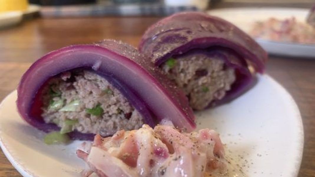 Für etwas buntere Rouladen sorgt frischer Rotkohl.