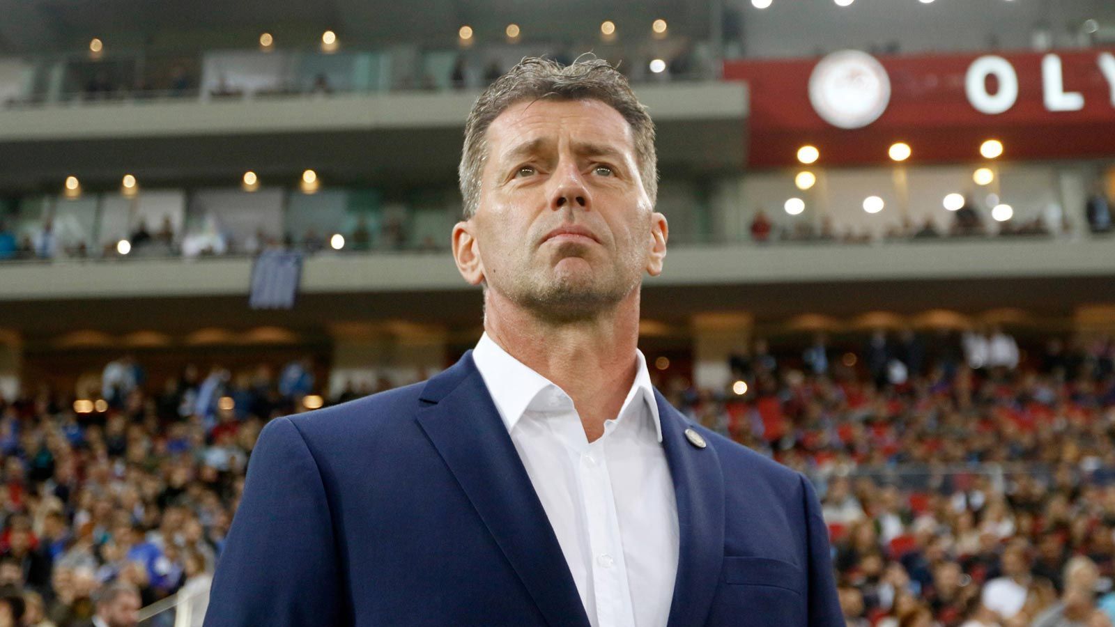 <strong>Michael Skibbe (Sanfrecce Hiroshima)</strong><br>
                Seit Beginn des Jahres 2022 arbeitet Michael Skibbe für den japanischen Erstligisten Sanfrecce Hiroshima, führte sein Team zwei Mal in Folge auf Platz 3. Mittlerweile hat der 58-Jährige auch einen neuen Vertrag in der Tasche, verlängerte bis Ende Januar 2025.&nbsp;