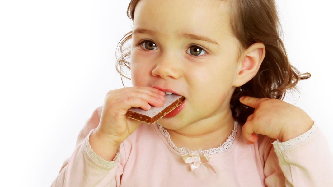 Fruchtriegel für Kinder sind wahre Zuckerbomben und viel weniger gesund als suggeriert. 