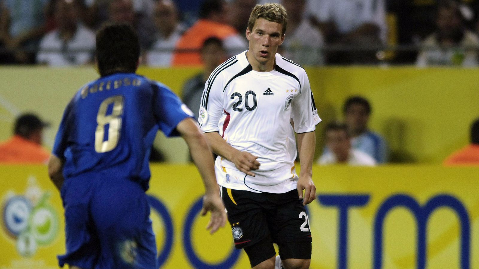 
                <strong>Lukas Podolski</strong><br>
                Wie Borowski, so ist auch der deutsche WM-Held von 2006, Lukas Podolski derzeit auf der Suche nach einer neuen Herausforderung. Anders als die meisten seiner damaligen Mitspieler von 2006, kickt der 36-jährige Podolski aber noch aktiv, zuletzt in der Türkei bei Antalyaspor. "Für mich geht es darum, noch mal ein bis zwei Jahre zu spielen, Spaß zu haben und in einer guten Stadt zu leben", sagte der Weltmeister von 2014 zuletzt dem "Kölner Stadtanzeiger". Das FC-Idol spielte im Laufe seiner Karriere für Topklubs wie den FC Bayern, Inter Mailand oder Arsenal, war aber auch schon in Japan und eben zuletzt in der Türkei aktiv. In seinen 130 Länderspiel für Deutschland erzielte "Poldi" 49 Treffer. Aus dem DFB-Team verabschiedete sich Podolski 2017 mit einem Testspiel gegen England - den Treffer zum 1:0-Sieg besorgte der Linksfuß höchstpersönlich.
              