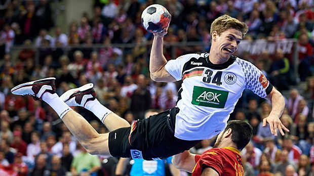 
                <strong>Bilder zum EM-Finale Deutschland gegen Spanien</strong><br>
                Kommt ein Handballer geflogen: Dahmke liegt bei seinem Wurfversuch waagerecht in der Luft.
              
