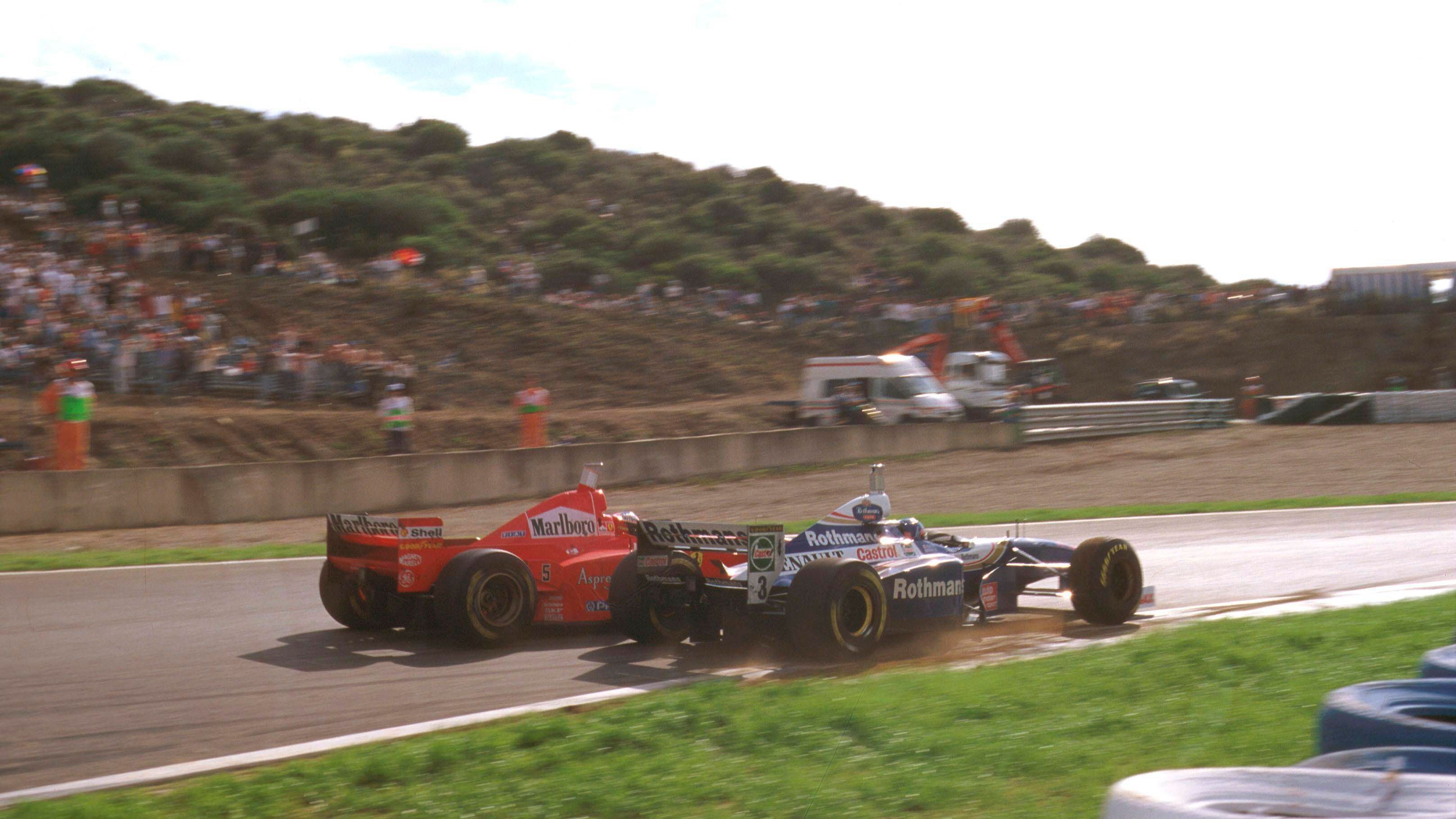 <strong>Kollision mit Villeneuve - Disqualifikation von der WM-Wertung 1997<br></strong>1997 war Schumacher nah an seinem dritten WM-Titel und ging als Führender in das letzte Rennen in Jerez. Dort überholte sein Widersacher Jacques Villeneuve den Ferrari in der Schlussphase, Schumacher zog in den Williams rein und bugsierte sich damit selbst ins Aus. Schumacher wurde wegen der absichtlichen Kollision aus der WM-Wertung für 1997 gestrichen.