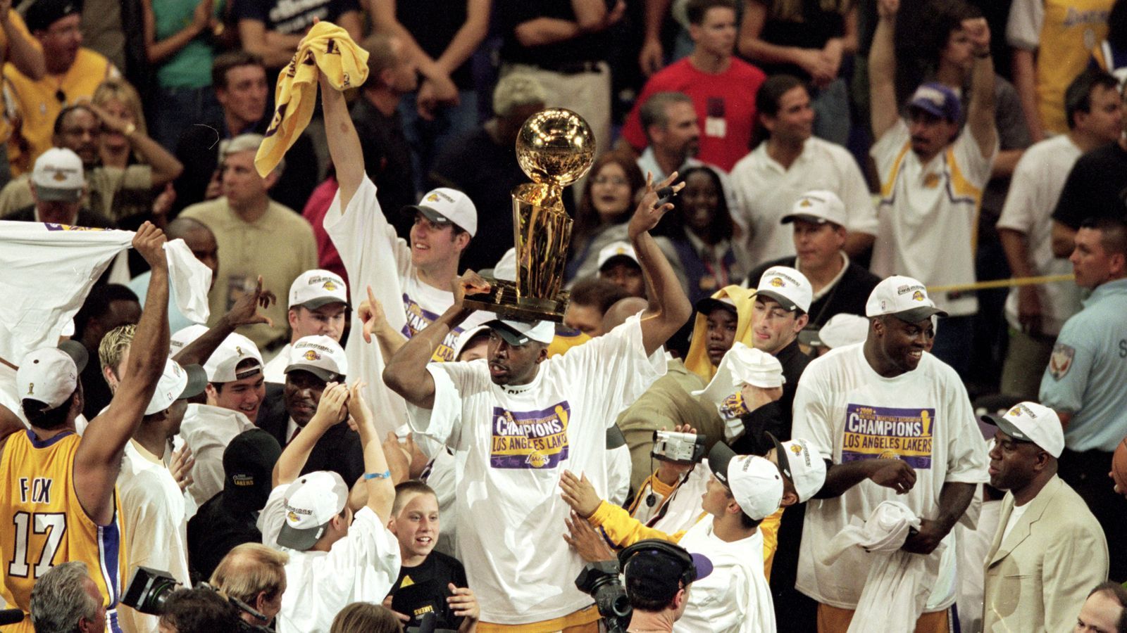 
                <strong>Three-Peat wie die Chicago Bulls</strong><br>
                Mit dem neuen Head Coach Phil Jackson dominierten die Lakers die NBA. Angeführt von Bryant und Center-Legende Shaquille O'Neal gewann das Team 1999/2000, 2000/01 und 2001/02 die Meisterschaft und knüpfte an die Dominanz der Chicago Bulls um Michael Jordan aus den Jahren zuvor an.
              