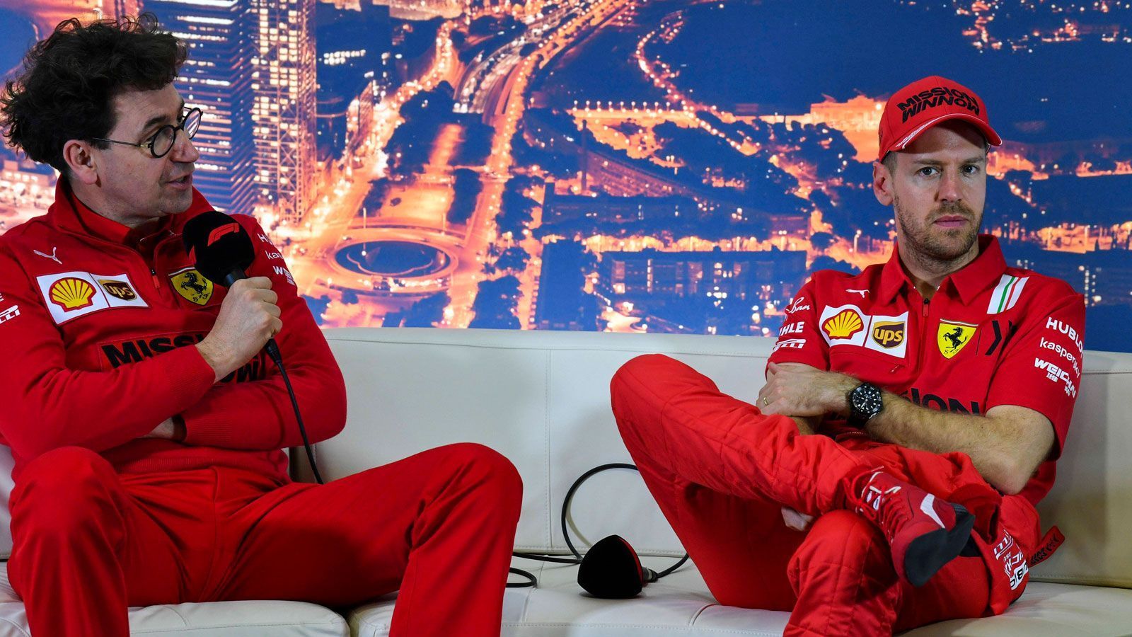 
                <strong>"Nie Liebe" zwischen Vettel und Binotto</strong><br>
                Auch Ferrari-Teamchef Mattia Binotto (li.) gibt 2020 keine gute Figur ab. "Es hat nie ein Angebot von Ferrari auf dem Tisch gelegen", macht Vettel nach dem feststehenden Aus deutlich: "Ich war überrascht, als Mattia mich angerufen hat und mir gesagt hat, dass das Team nicht mit mir weitermachen möchte." Danach bemüht sich Binotto zwar um lobende Worte für den Deutschen, eine wirkliche Verbesserung der Beziehung kommt allerdings nicht zustande. "Wir respektieren uns, aber zwischen uns ist nie diese Art von Liebe entstanden, die als Fundament dient", erklärte Vettel vor seinem letzten Rennen der "Gazzetta dello Sport".
              