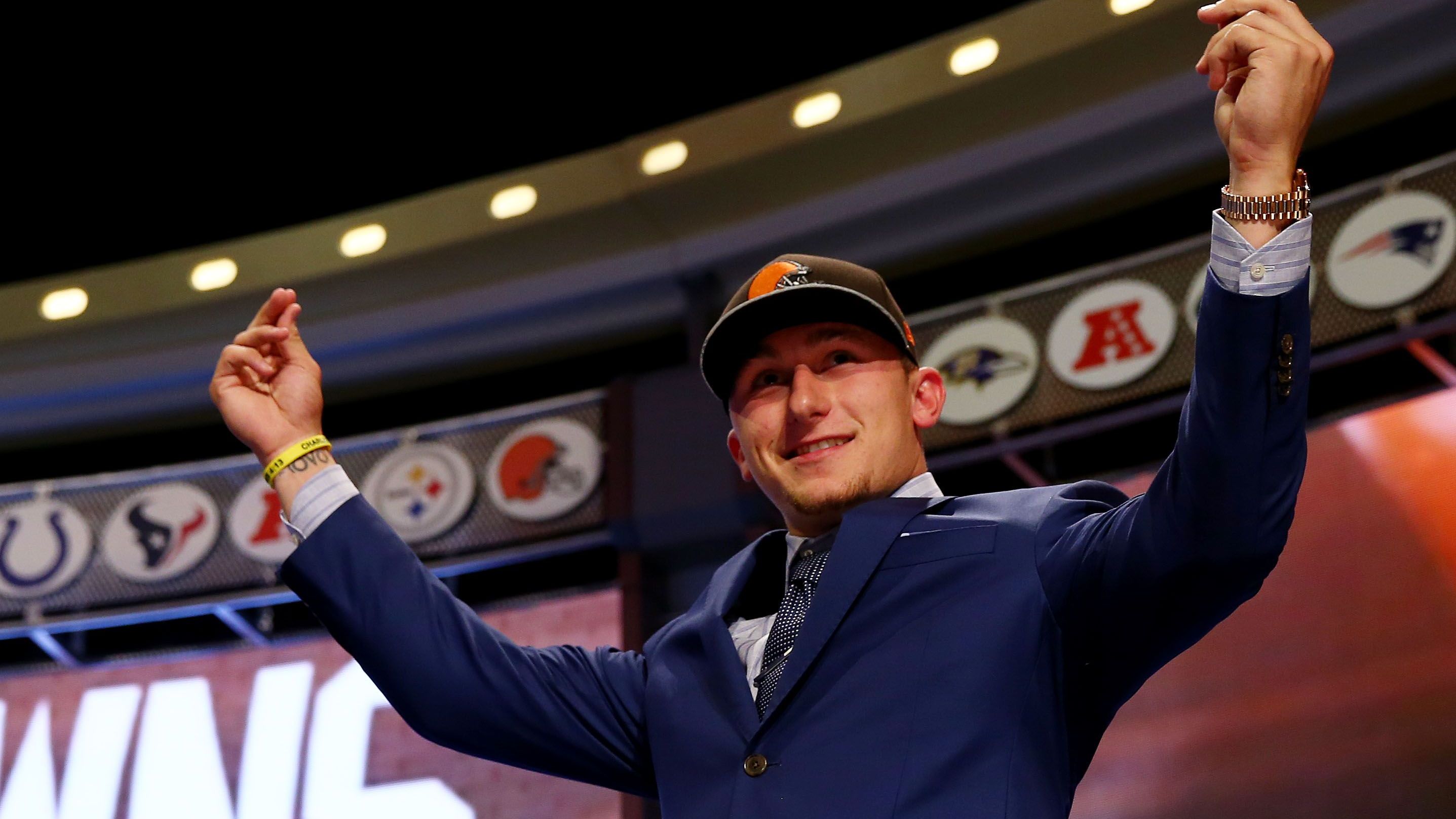 <strong>Johnny Manziel</strong><br>Der tiefe Fall des Johnny Manziel! Vor dem Draft 2014 galt er als Top-fünf-Pick. Er fiel bis auf Platz 21. Auch weil viele Teams charakterliche Schwächen und Arroganz in dem überhypten College-Star sahen. Sie sollten Recht behalten. Manziel fasste in der NFL nie Fuß und war nach zwei Jahren raus aus der Liga.