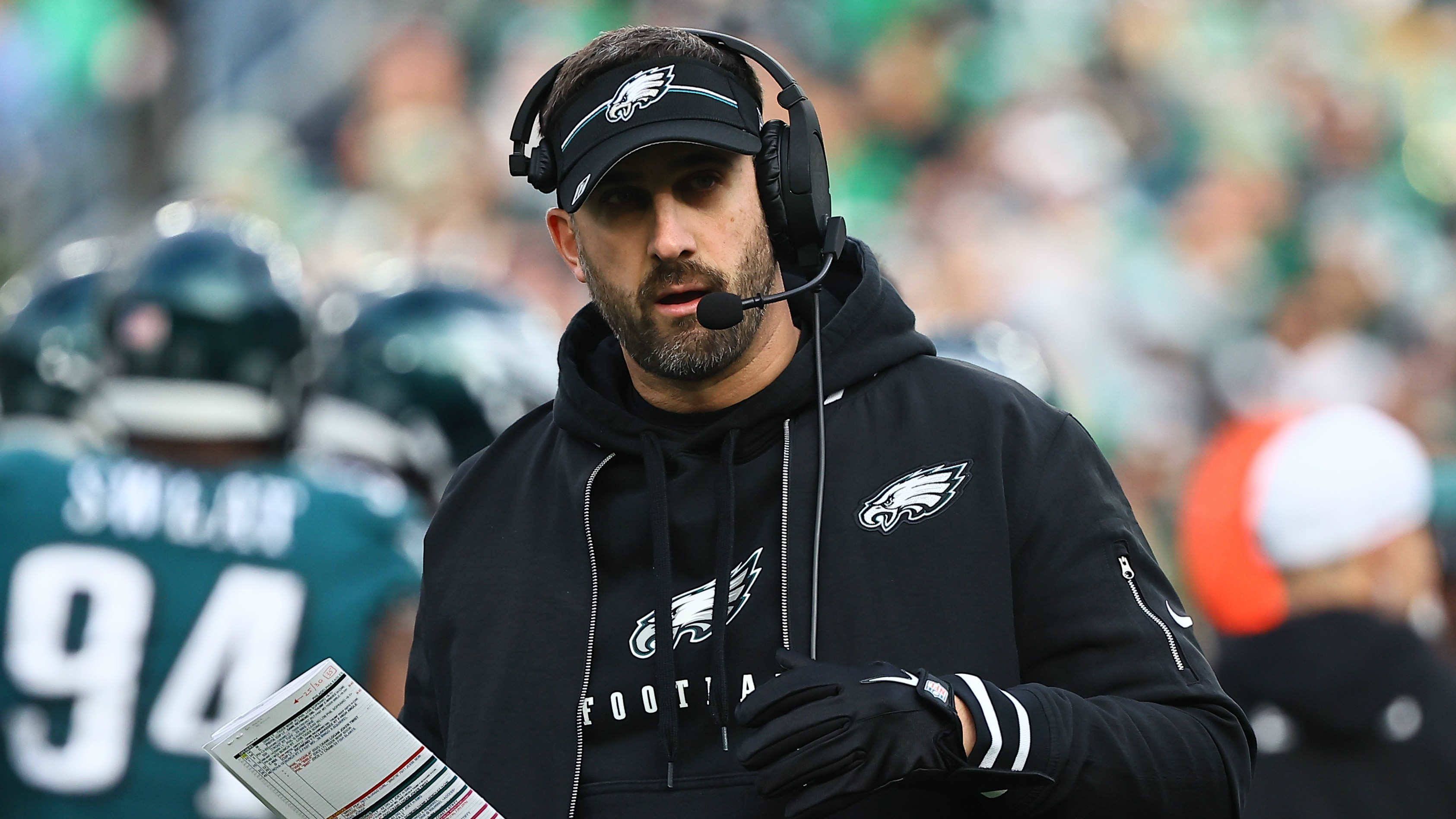 <strong>Platz 5: Philadelphia Eagles um Head Coach Nick Sirianni</strong><br>Der amtierende Super-Bowl-Champion landet "nur" auf dem fünften Platz. Nick Sirianni hat sein Können in den letzten Jahren oft unter Beweis gestellt und bei seinen Koordinatoren ein gutes Händchen bewiesen. General Manager Howie Roseman stellt Jahr für Jahr einen Top-Kader zusammen. An die Coaching-Elite kommt Sirianni noch nicht ganz ran.