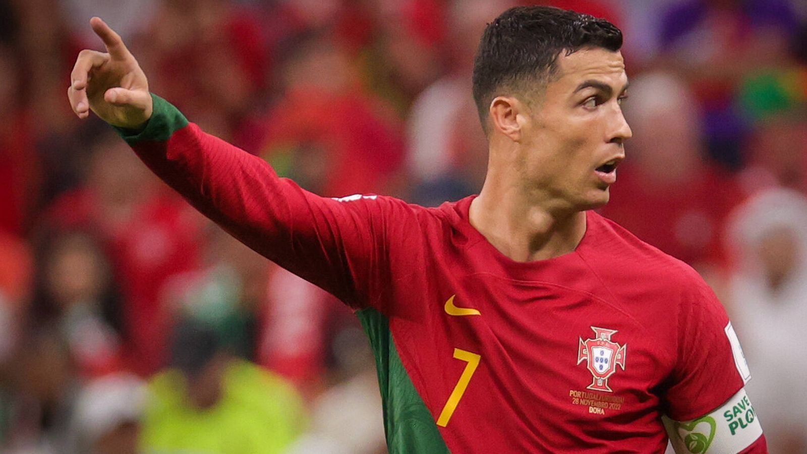 
                <strong>Cristiano Ronaldo gegen Uruguay: Sperenzchen, Flitzer, Achtelfinale!</strong><br>
                In der dritten Minute eine erste Showeinlage. Eine Vorlage flankte er per Schulter auf William Carvalho, dessen Schuss aber über das Tor ging.
              