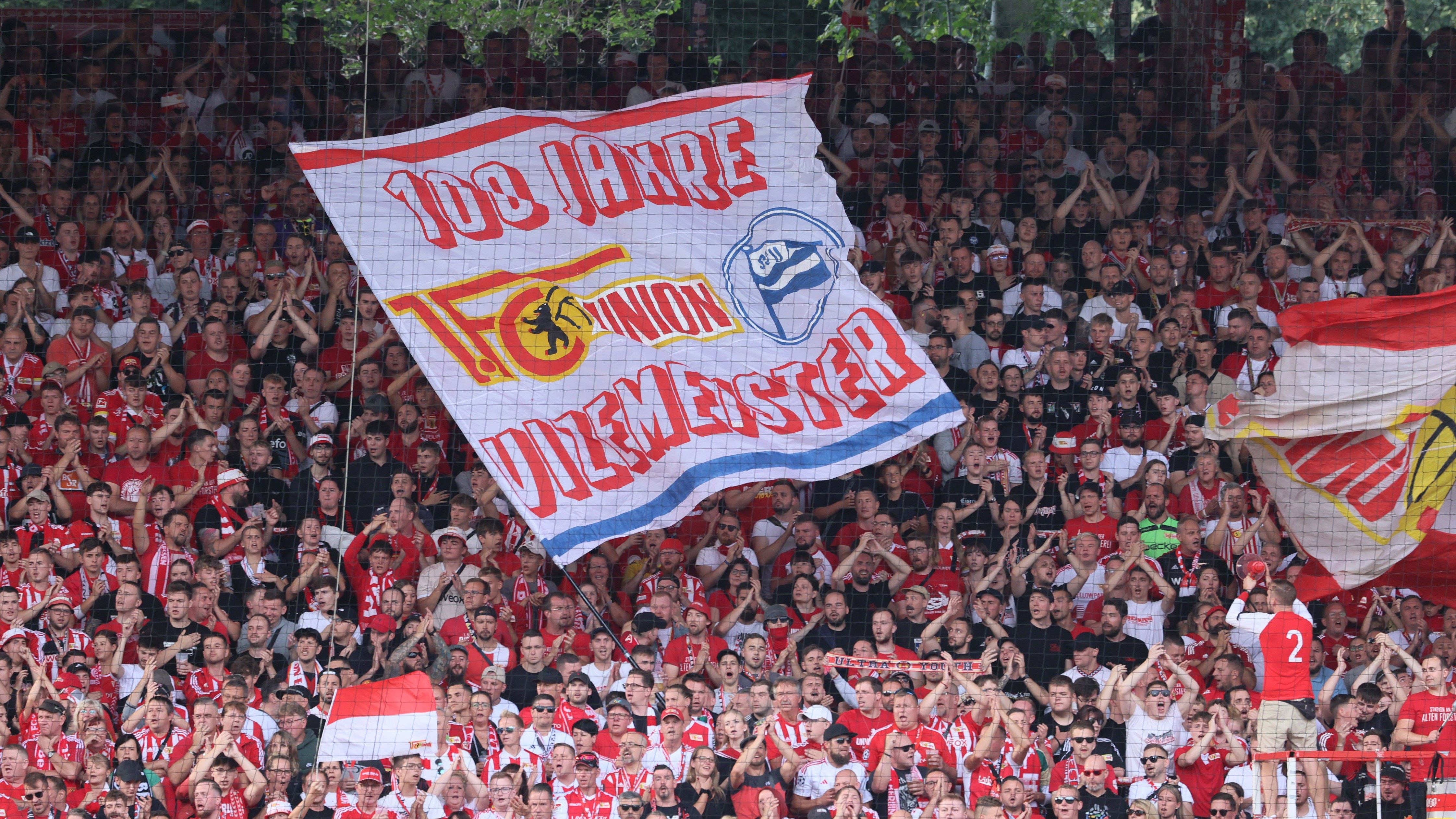 <strong>1. FC Union Berlin</strong><br>Hat da jemand Union gesagt? Über den Absturz der Köpenicker in der laufenden Saison wurde alles gesagt, aber kann Nenad Bjelica das Ruder herumreißen? Immerhin gab es zwei Siege in der Liga, allerdings auch ein bitteres 0:3 in Bochum. Wenn der Kroate an der Aufgabe scheitern sollte, könnte Baumgart den Retter spielen - oder im Sommer übernehmen.