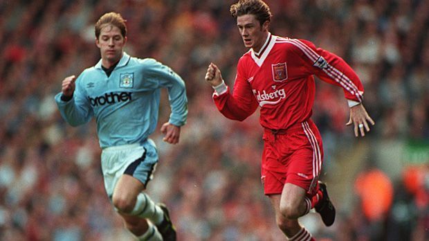 
                <strong>Höchste Siege</strong><br>
                Höchste Siege: Am 28. Oktober 1995 machen Steven McManaman (re.) und Co. ManCity so richtig lang. Mit 6:0 gewinnt der FC Liverpool das Duell und egalisiert damit den Sieg der "Citizens" in gleicher Höhe aus der Saison 35/36. Seit 20 Jahren sind beide Teams also quitt was Klatschen angeht. Deutlicher endet seither kein Vergleich beider Vereine.
              