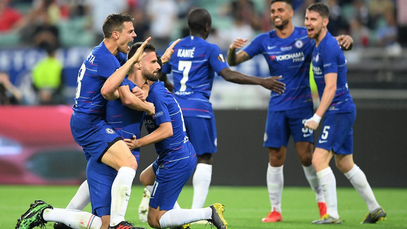 
                <strong>Olivier Giroud</strong><br>
                Bekommt wenige Bälle im Sturmzentrum. Muss viel Arbeiten und tiefe Wege ins Halbfeld gehen, um Mittelfeld und Sturm bei Chelsea zu verbinden. Hat die Chance zum 1:0 auf dem Fuß, scheitert mit seinem Flachschuss aber am stark reagierenden Cech (39.). Setzt sich in der 49. Minute stark gegen Laurent Koscielny durch und erzielt per Kopf die Führung für Chelsea, sein elfter Treffer im Wettbewerb. Wird von Maitland-Niles im Strafraum gelegt (65). Krönt seine starke Leistung durch seinen überragenden Ball auf Hazard zum Endstand (72.). ran-Note: 2
              