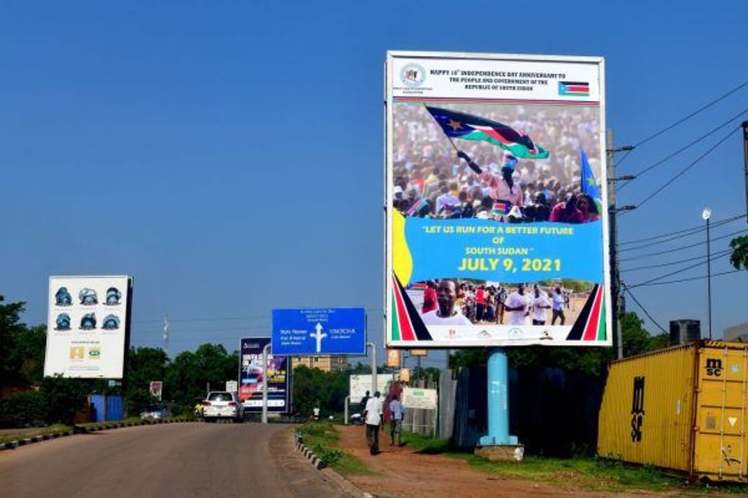 Eine Laufsportvereinigung aus dem Südsudan macht auf das zehnte Unabhängigkeits-Jubiläum des ostafrikanischen Staates aufmerksam. Er wurde 2011 von der UN anerkannt und als 193. Mitglied in die Organisation aufgenommen. Somit gilt er aktuell als der jüngste Staat der Welt.