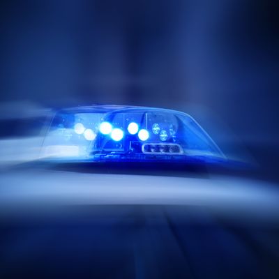 Polizeiauto mit eingeschaltetem Blaulicht