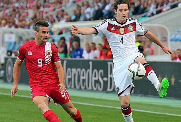 
                <strong>Sebastian Rudy</strong><br>
                Beackert die rechte Seite, tritt aber kaum in Erscheinung. Macht zwar keinen großen Fehler, doch etwas mehr Initiative nach vorne konnte man schon erwarten. Eine schöner Pass auf Kruse zu Beginn der zweiten Hälfte ist ein bisschen wenig. ran-Note: 4
              