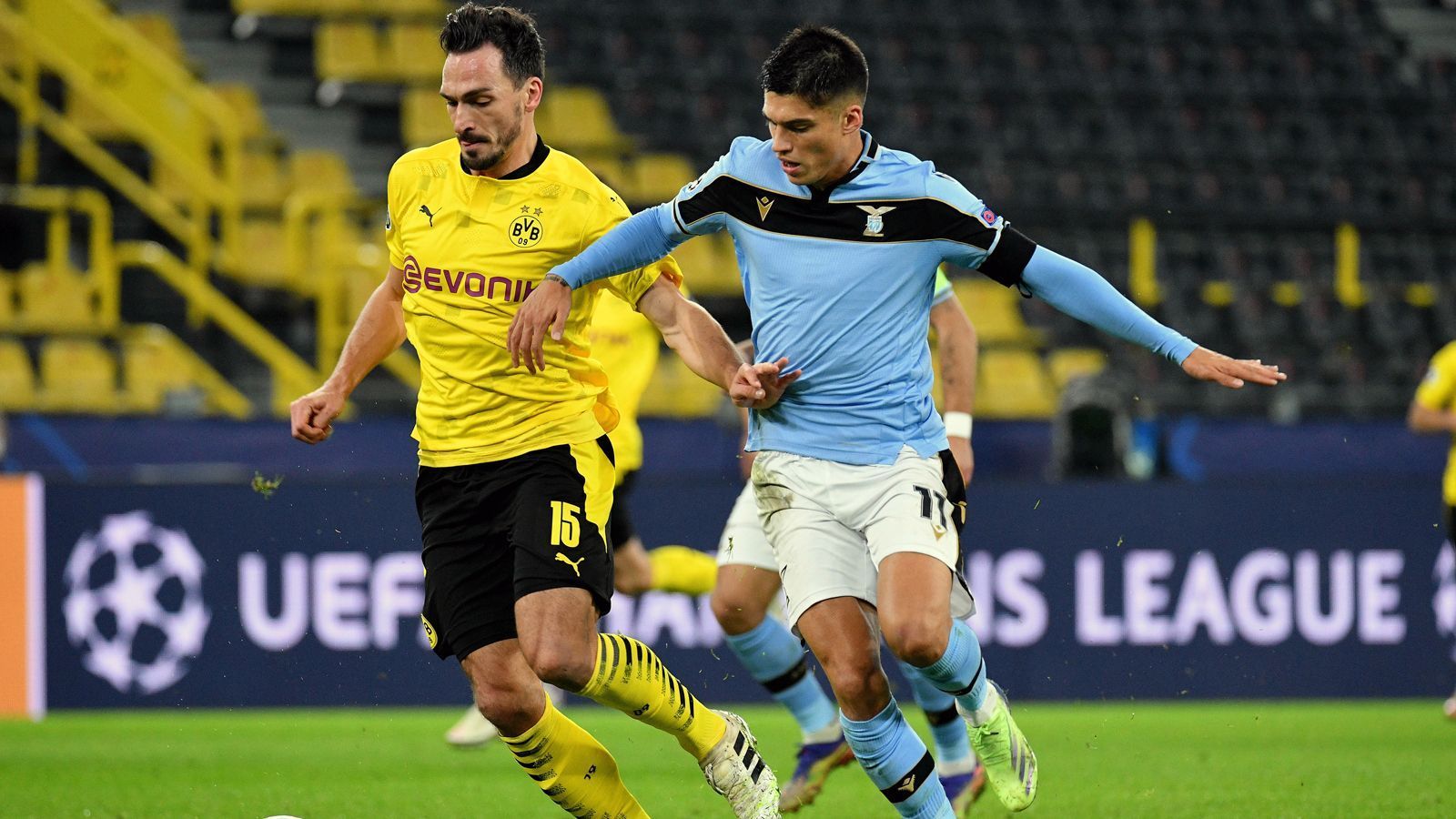 
                <strong>Gegen Lazio Rom: Borussia Dortmund in der Einzelkritik</strong><br>
                Borussia Dortmund hat durch ein 1:1-Unentschieden am fünften Spieltag der Champions-League-Gruppenphase vorzeitig das Ticket für das Achtelfinale buchen können. Dabei legte ein Startelf-Debütant eine Talentprobe und ein Joker Nico Schulz wird zum Pechvogel. ran.de zeigt in der Einzelkritik, wie sich die BVB-Stars schlugen. 
              