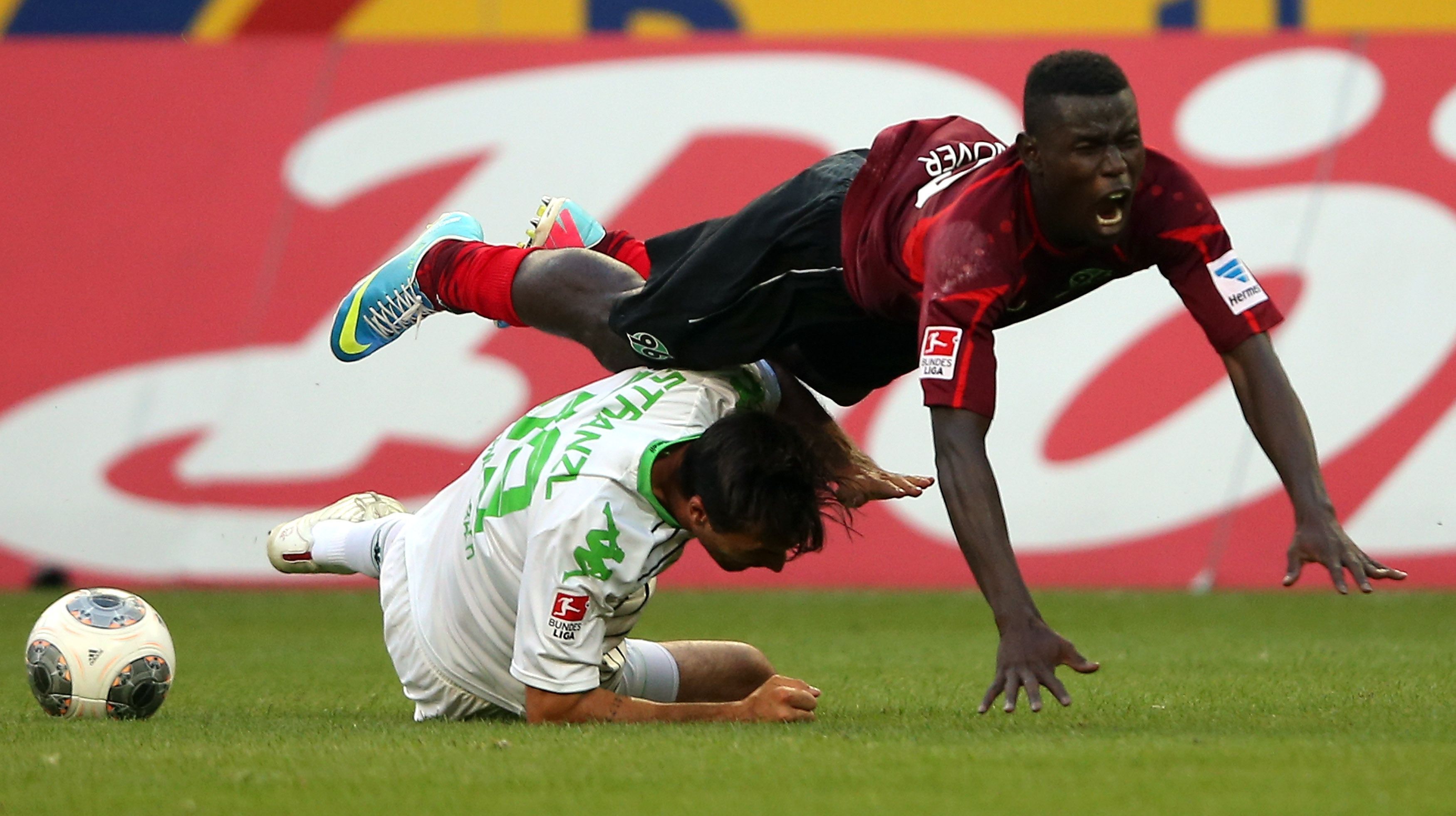 
                <strong>Borussia Mönchengladbach - Hannover 96 3:0</strong><br>
                Wie hier im Bild der Hannoveraner Mame Diouf kam die ganze Mannschaft der 96er gegen Mönchengladbach ordentlich ins Straucheln und offenbarte alt bekannte Auswärtsschwächen. Vor allem der an drei Toren beteiligte Max Kruse konnte bei Gladbach überzeugen. 
              