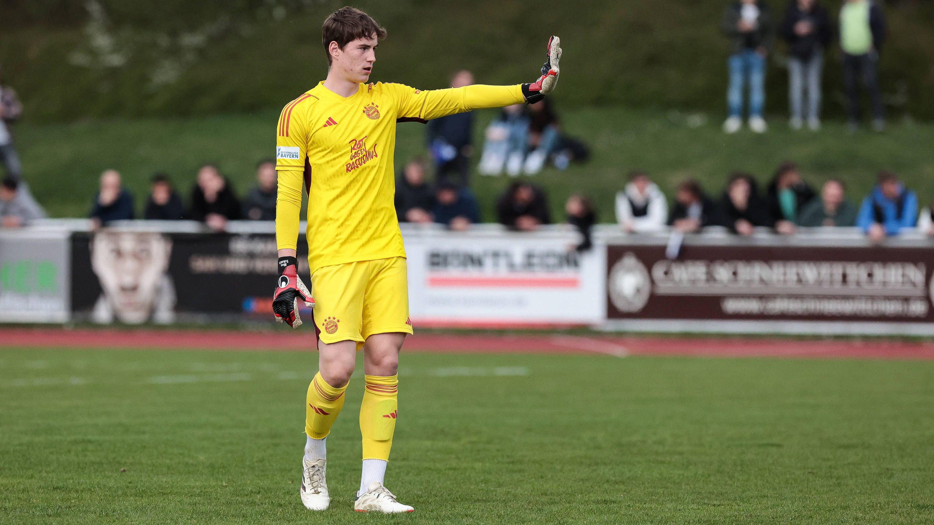 <strong>Max Schmitt</strong><br>Der Torhüter hat als Europa- und Weltmeister mit der DFB-U17 2023 auf sich aufmerksam machen können. Bisher wurde er medial kaum als Nachfolger für Manuel Neuer diskutiert, doch Schmitt ist sehr souverän mit dem Ball am Fuß, stark auf der Linie und gut im Strafraumverhalten.&nbsp;