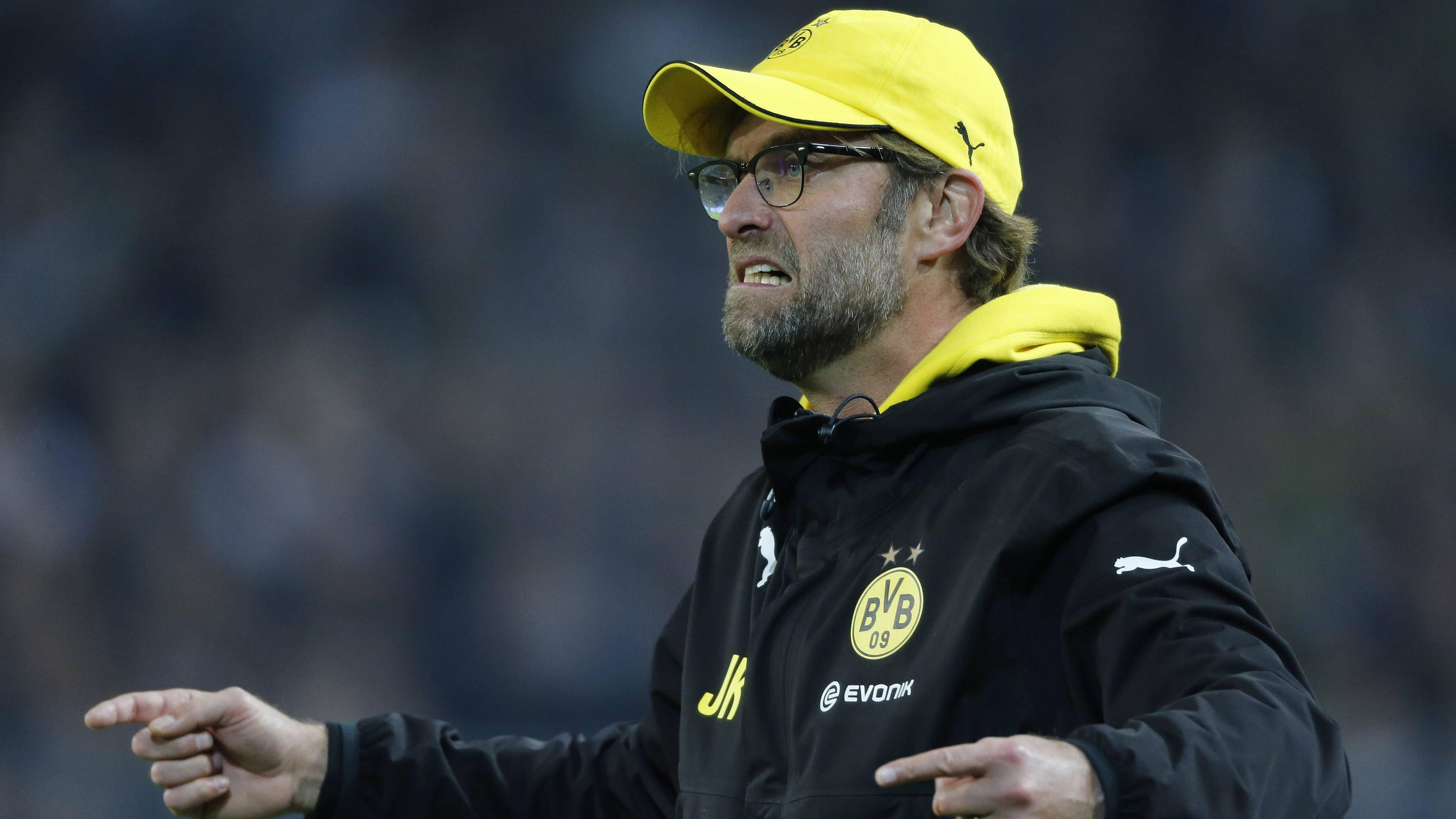 
                <strong>Jürgen Klopp </strong><br>
                BVB-Fans erinnern sich mit Sicherheit an die legendären Ausraster ihres temperamentvollen Trainers Jürgen Klopp. Eine Szene aus dem Jahr 2010 ist besonders im Gedächtnis geblieben. Der junge Mario Götze wurde von einem HSV-Spieler übel gefoult, was Klopp maximal in Rage brachte. Der Trainer war so wütend, dass er auf den vierten Offiziellen zustürmte und diesem seine Kappe ins Gesicht drückte. Als Strafe musste der damalige BVB-Trainer stolze 10.000 Euro zahlen. 
              