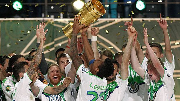 
                <strong>Wolfsburger Pokal-Triumph nach Beinah-K.o.</strong><br>
                Im Mai gewann Wolfsburg erstmals den DFB-Pokal - dabei wäre fast schon in der ersten Runde Schluss gewesen. Gegen Zweitliga-Aufsteiger Darmstadt musste der VfL ins Elfmeterschießen. Andere Klubs mussten die Segel streichen. Wir zeigen, wer sich in der ersten Pokalrunde 14/15 so richtig blamiert hat.
              