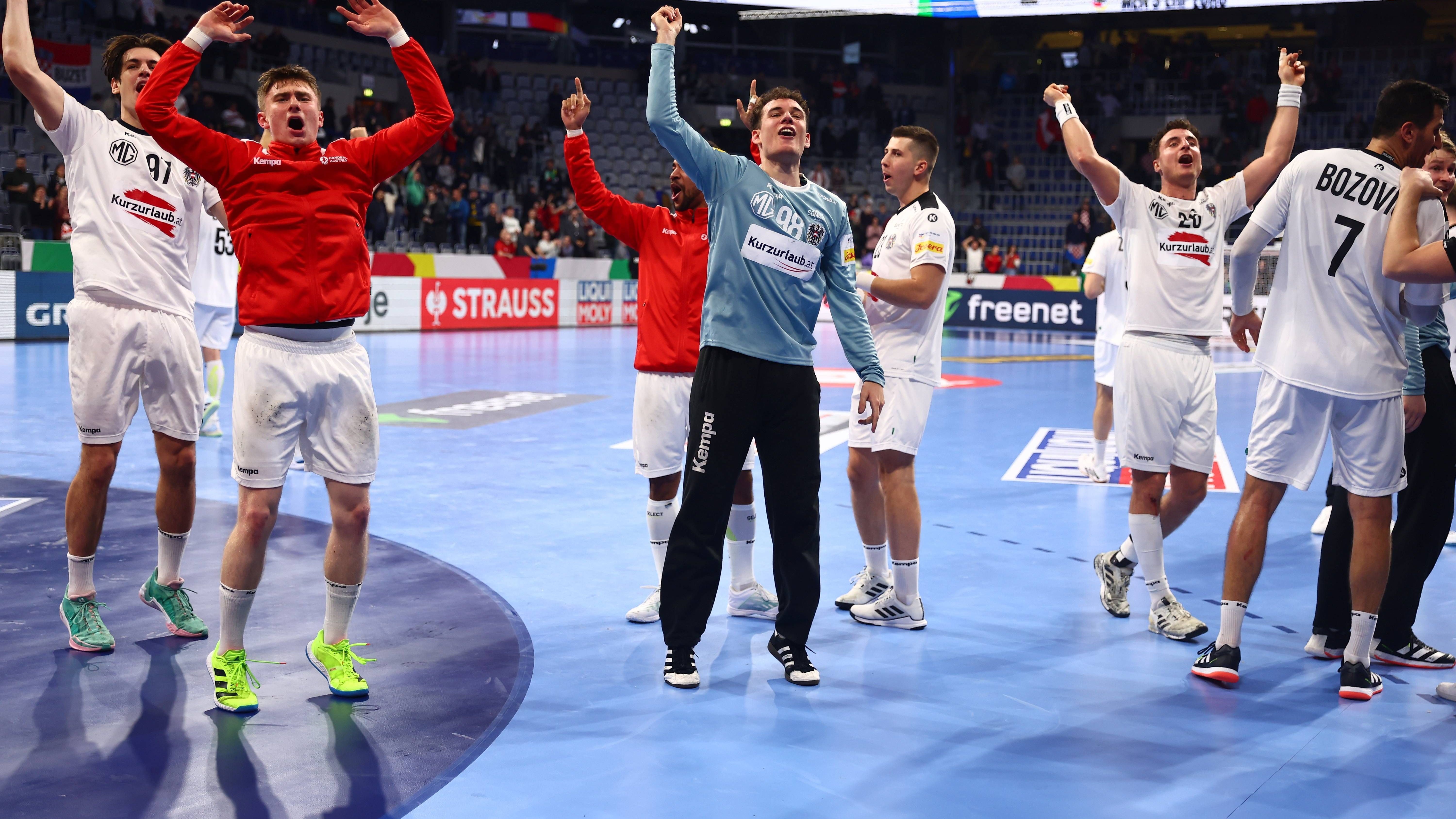 <strong>Österreich wird zum Favoritenschreck</strong><br>Es war schon vor dem Deutschland-Spiel der reine Wahnsinn, was Österreich bei dieser EM veranstaltete. Souveräner Sieg gegen Rumänien, zwei dramatische Unentschieden gegen Handball-Weltmacht Spanien und Kroatien, das zuvor Spanien komplett auseinandergenommen hatte. Österreich ging mit 1:1-Punkten in die Hauptrunde und sorgte im ersten Spiel sofort für den nächsten Paukenschlag.