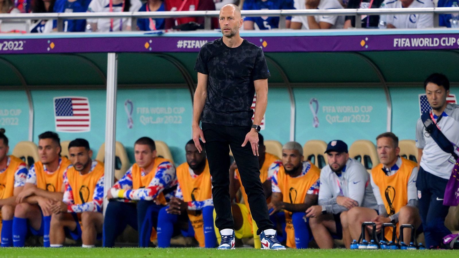 
                <strong>USA gegen Iran</strong><br>
                Im letzten Gruppenspiel gegen den Iran ließ sich Berhalter nochmal etwas besonderes einfallen. Dort erschien er in Tiempo Air Jordan 1s, die von der Firma The Surgeon maßangefertigt wurden. Glück gebracht haben die Schuhe jedenfalls, denn seine Mannschaft zog durch einen 1:0-Erfolg ins Achtelfinale ein.
              