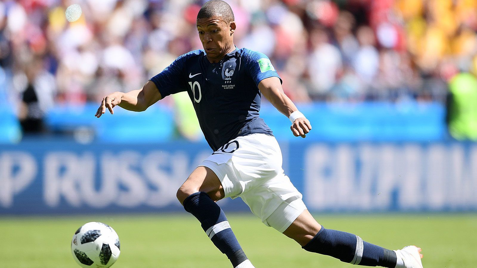 
                <strong>Starke Zahlen bei erster WM</strong><br>
                Mit seinem Doppelpack hat sich Mbappe auf Rang eins der internen Torschützenliste geschossen. Denn schon beim 1:0 über Peru in der Gruppenphase war er erfolgreich. Das sind seine weiteren WM-Werte: 132 Ballkontakte, 81,01 Prozent angekommene Pässe (64 von 79), 49,21 Prozent gewonnene Zweikämpfe (31 von 63), 266 Einsatzminuten (ein Mal eingewechselt, zwei Mal ausgewechselt).
              