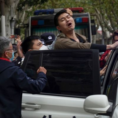 Ein chinesischer Demonstrant wird in Shanghai festgenommen.