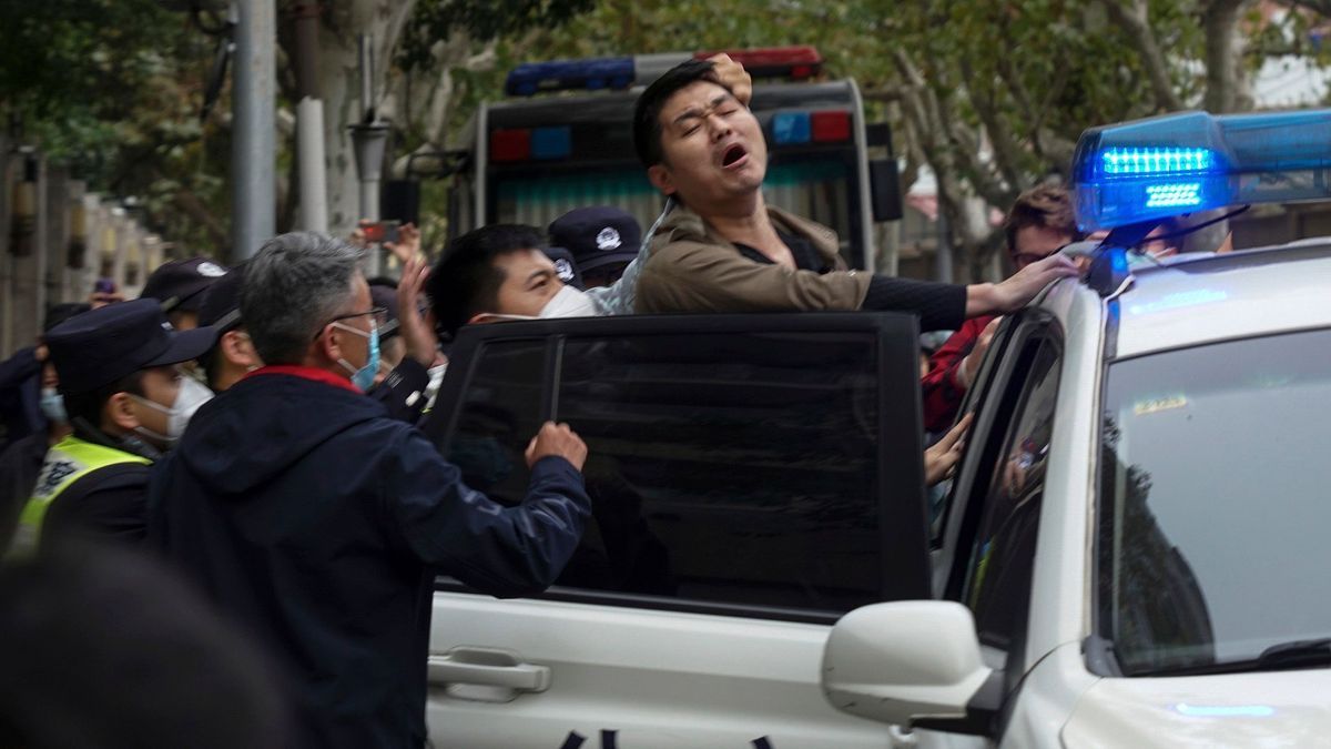 Ein chinesischer Demonstrant wird in Shanghai festgenommen.